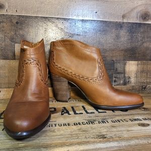 UGG LEATHER BROWN HEEL BOOTIES WITH SHEEP LINING SZ 9.5